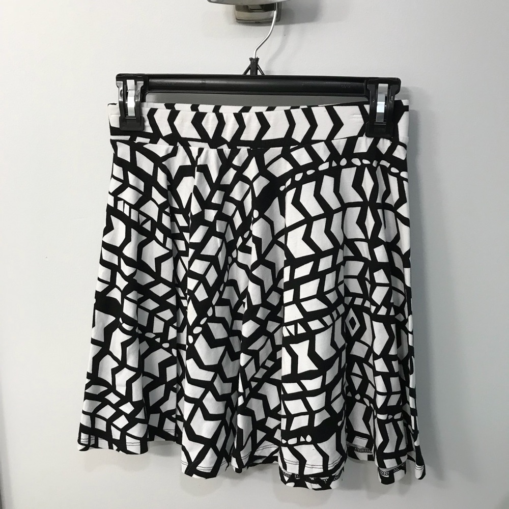 Black and white tire track pattern skater skirt